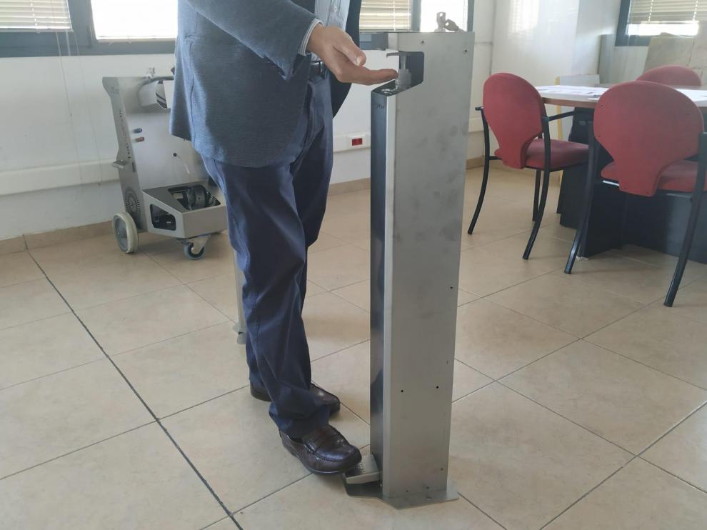 Los dispensadores son de acero inoxidable y se activan con un pedal para evitar el contacto de las manos.