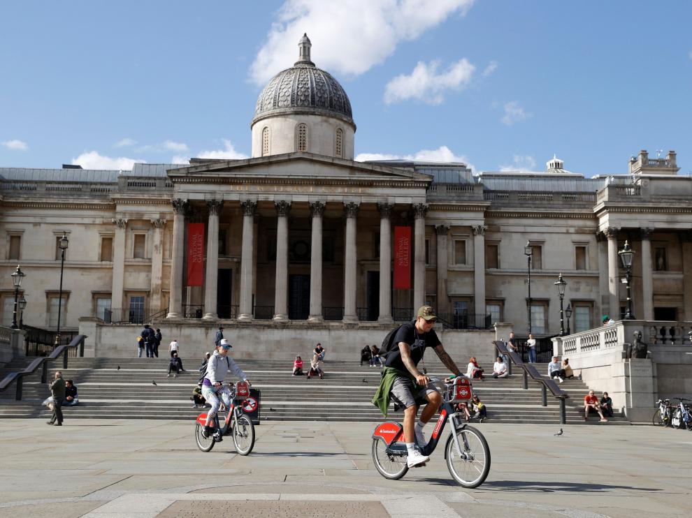 Ciclistas por Trafalgar Square este sábado en Londres.