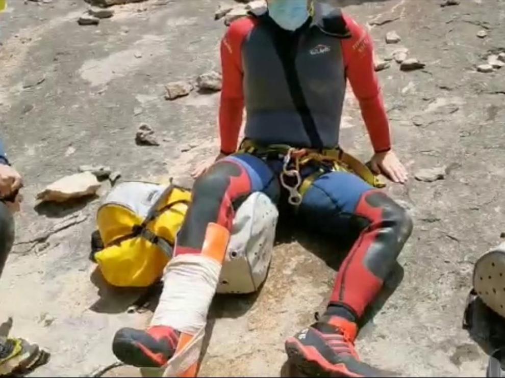 Los especialista de la Guaria Civil le inmovilizaron la pierna al barranquista antes de evacuarlo en helicóptero.