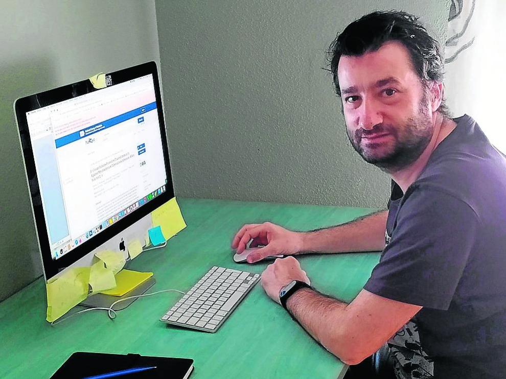 El experto en vacunas, en su domicilio de Zaragoza, donde hace teletrabajo para la investigación.