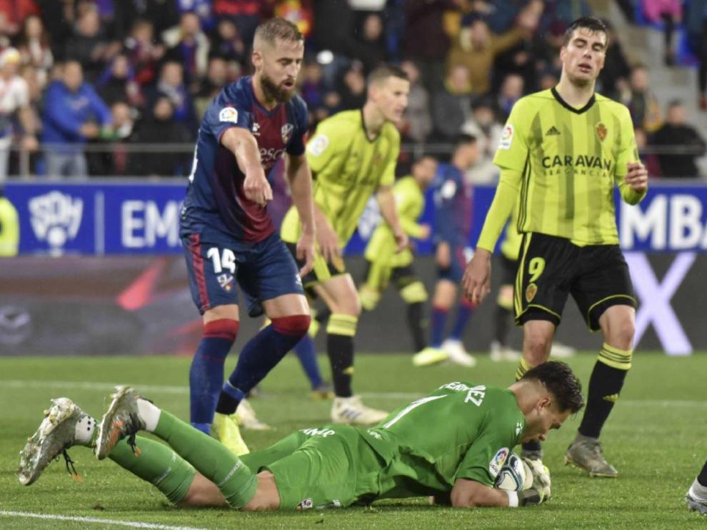 Un momento del partido Huesca-Real Zaragoza de la primera vuelta en El Alcoraz (2-1). Este enfrentamiento aragonés volverá a tener lugar en La Romareda en las jornadas que restan.