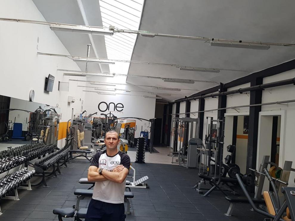 Nacho Galindo, director del gimnasio One Fitness de Zaragoza, este lunes en las instalaciones.