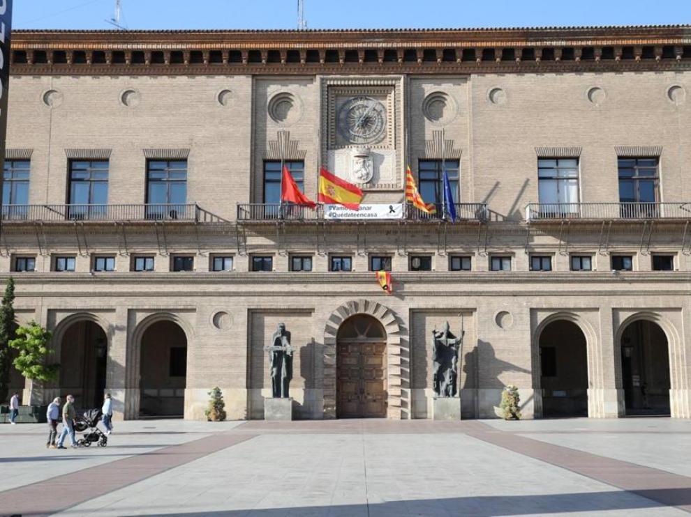 Las banderas de los edificios públicos ondearán a media asta y se recordará a las víctimas con un minuto de silencio.