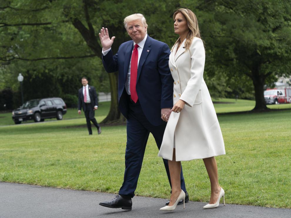 Washington (United States), 25/05/2020.- US President Donald J. Trump and First lady Melania Trump return to the White House, in Washington, DC, USA, 25 May 2020 after attending a Memorial Day wreath laying ceremony at Arlington National Cemetery in Arlington, Virginia and at Fort McHenry National Monument and Shrine in Baltimore, Maryland. (Estados Unidos) EFE/EPA/Chris Kleponis / POOL US President Trump and First lady celebrate Memorial Day