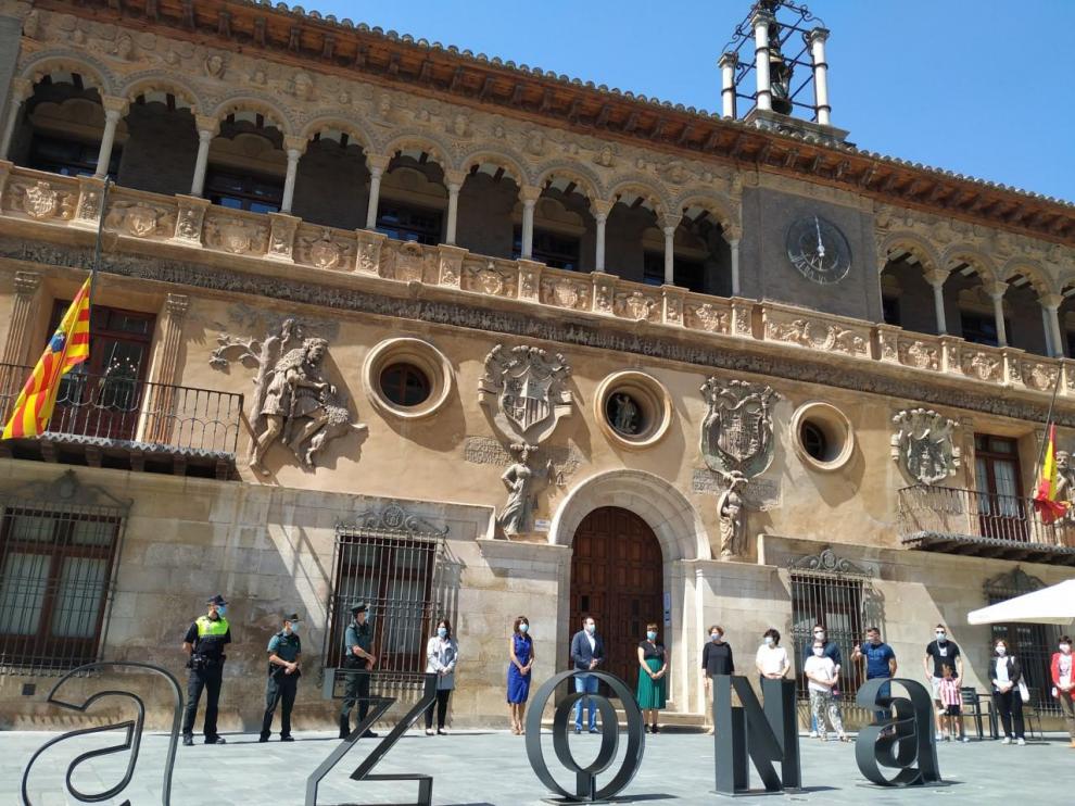 Minuto de silencio en Tarazona convocado por el Ayuntamiento de la ciudad.