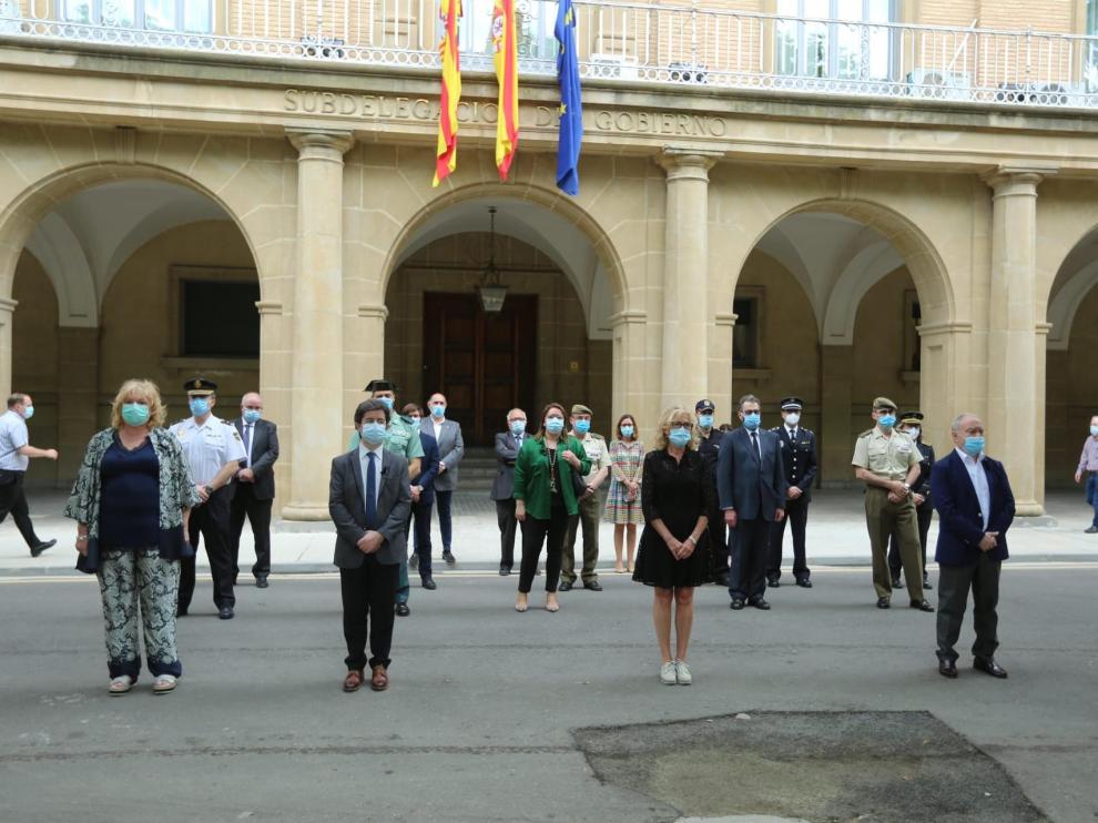 Representantes institucionales durante el minuto de silencio ante la Subdelegación del Gobierno de Huesca.