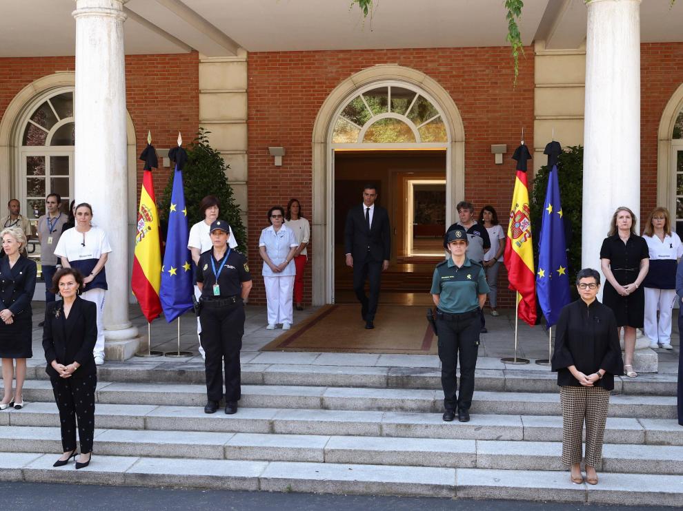 Sánchez guarda el minuto de silencio junto a trabajadores de Moncloa