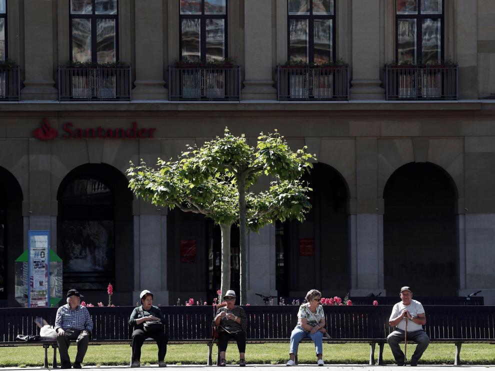 Jubilados sentados en un banco en Pamplona.