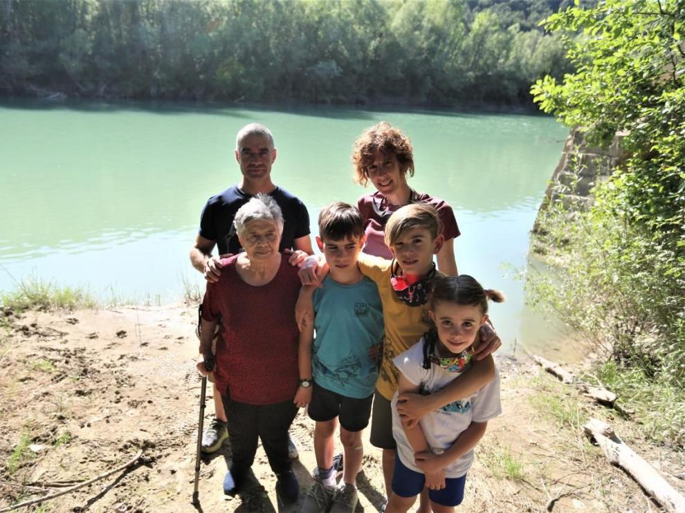 Gustavo e Inés con sus tres hijos y la madre de él, María Ángeles, junto al río en Biscarrués.
