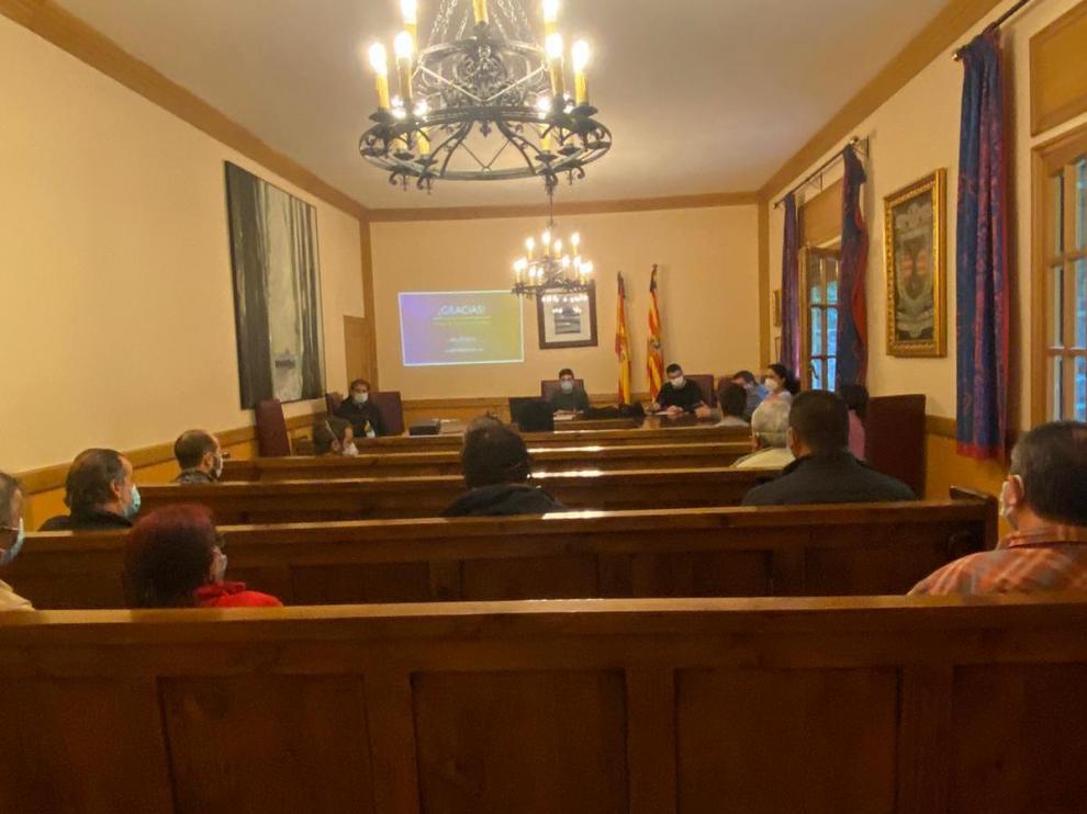 Reunión entre la Oficina de Turismo de Canfranc y empresarios de la localidad.