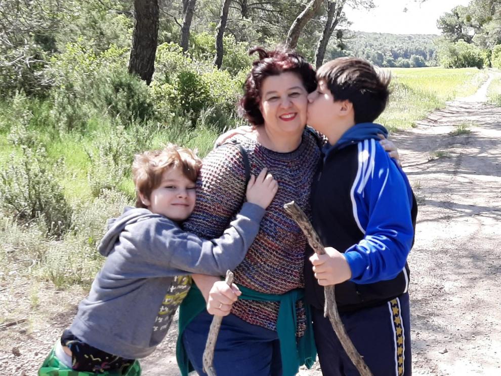 Dámaso y Rafael abrazan a su madre, Susana Villuendas