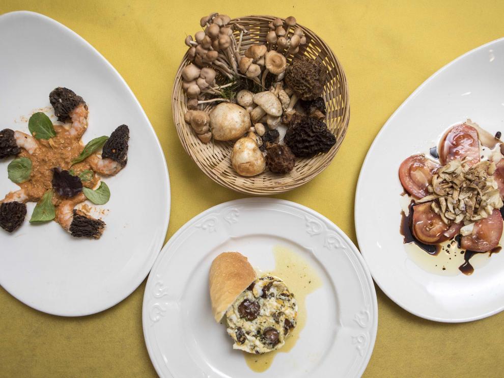 Platos con setas de primavera preparados por el cocinero del bar restaurante zaragozano Txoko, Miguel Obregón