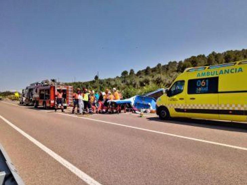 Labores de rescate del herido en el accidente en la N-420