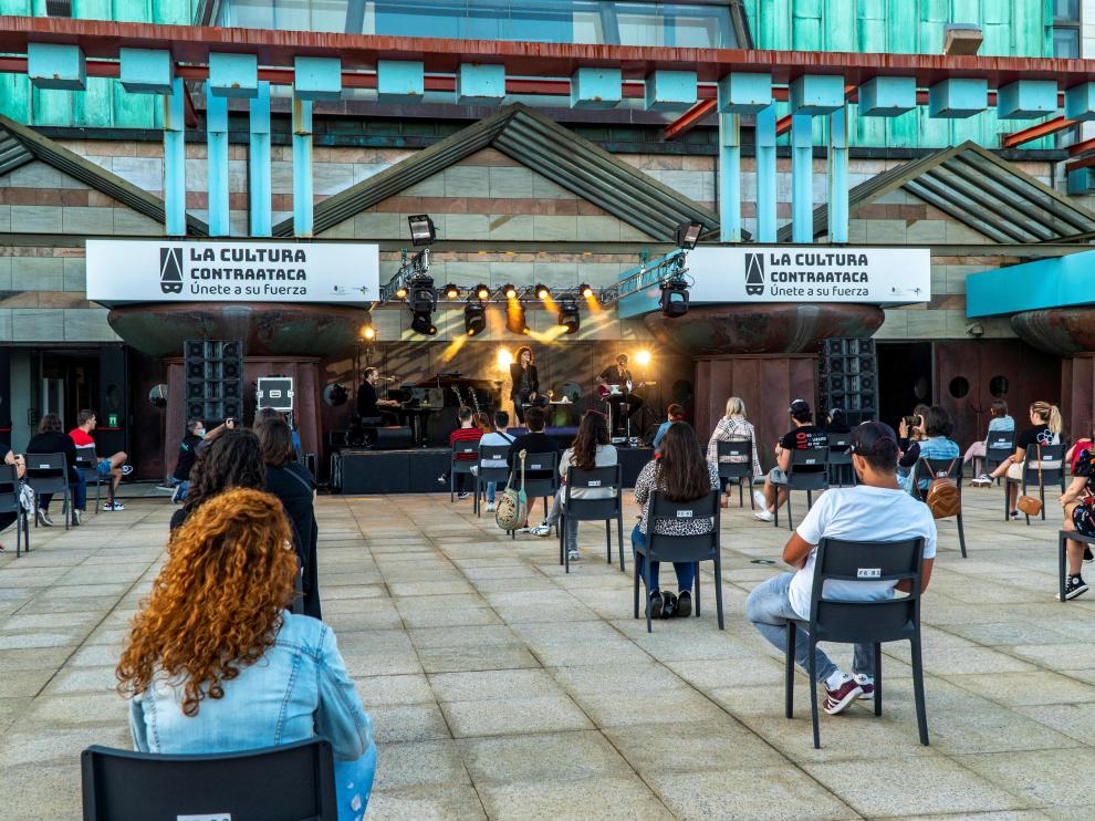 Sentados y distancia: la pandemia ha cambiado la forma de asistir a un concierto.