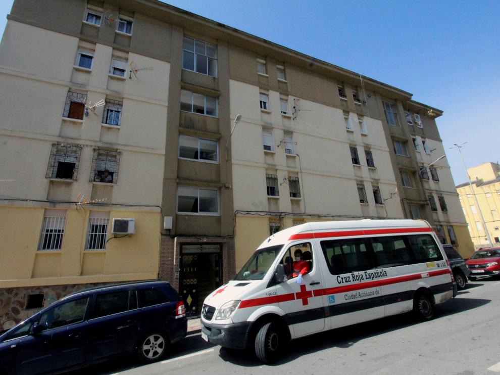 Uno de los bloques de viviendas precintados en Ceuta por el rebrote de coronavirus.