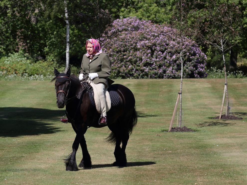 Isabel II, montando a su pony por los jardines de Balmoral.