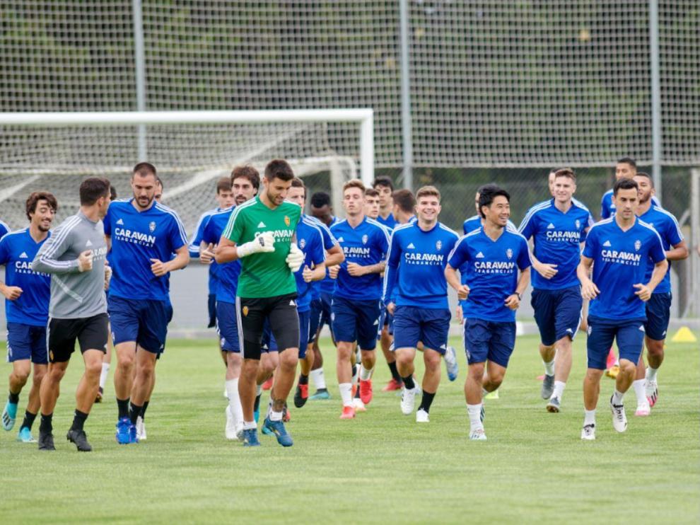 Lunes 1 de junio. Primera imagen de toda la plantilla del Real Zaragoza entrenándose junta desde que la liga se paró a primeros de marzo. En el grupo se ve ya a Eguaras, Guti, El Yamiq (al fondo) e, incluso, al joven Baselga (vuelto tras Guti).