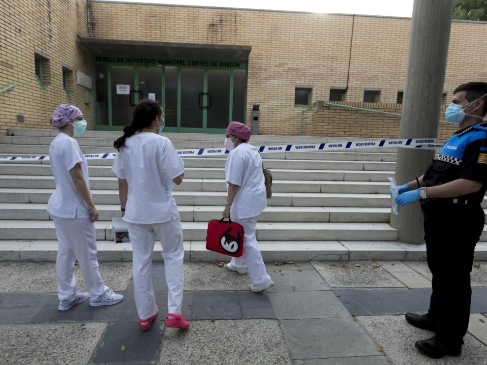 El personal sanitario entrando en el pabellón de Fraga para recibir a los nuevos ingresos