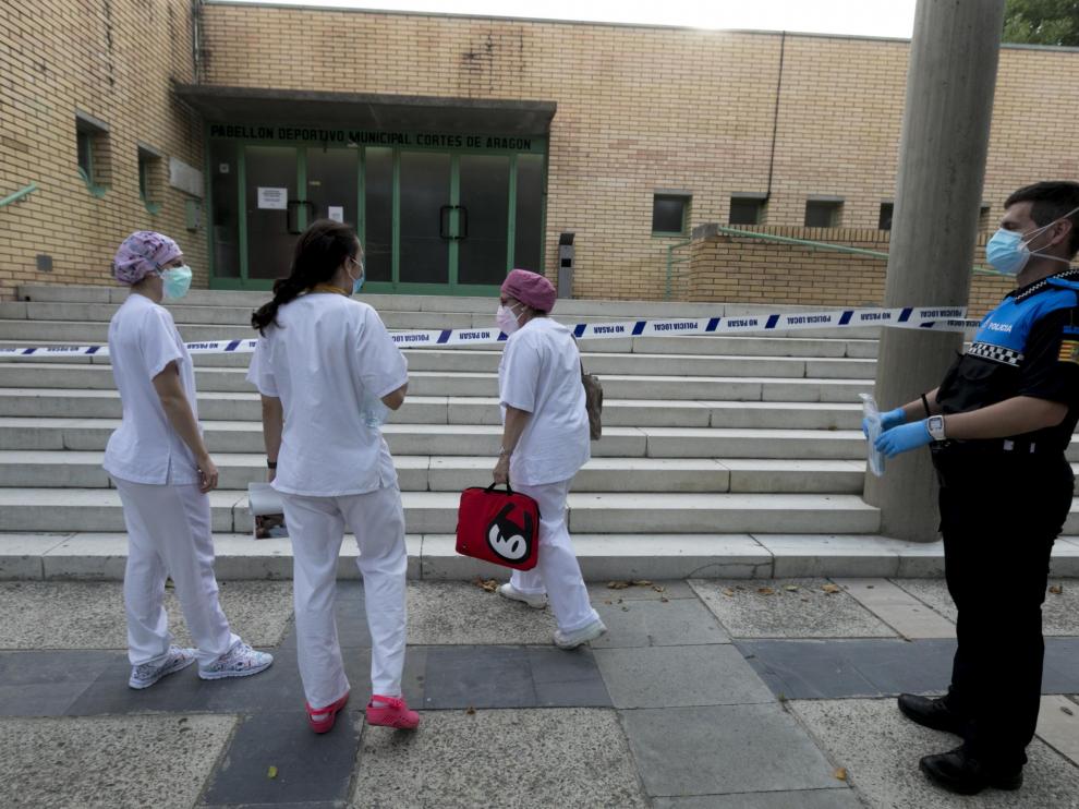 El personal sanitario entrando en el pabellón de Fraga para recibir a los nuevos ingresos