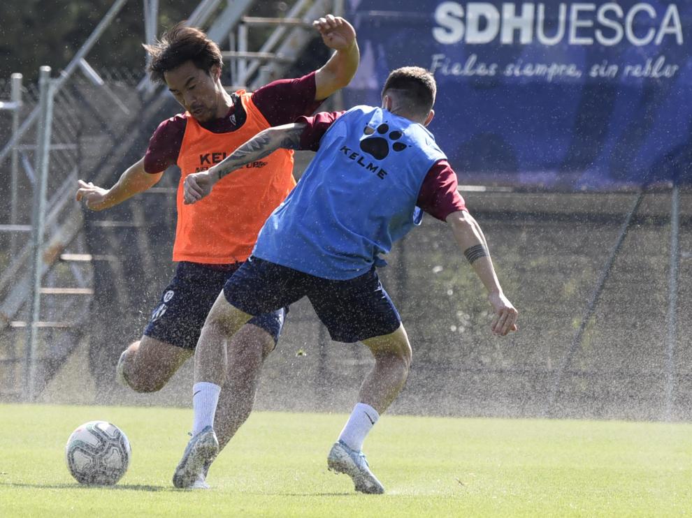 Okazaki arma la pierna para disparar frente a Miguelón, en el entrenamiento de este martes.