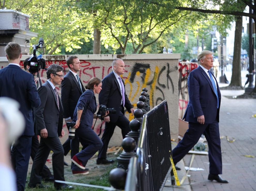 Trump salió de la Casa Blanca pese a las protestas en las inmedicaciones