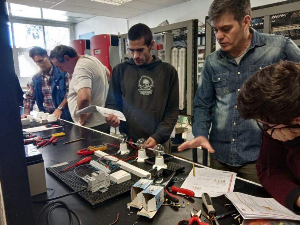 Alumnos del curso de Montaje y Mantenimiento de Instalaciones Solares Fotovoltaicas del CPIFP Pirámide de Huesca.