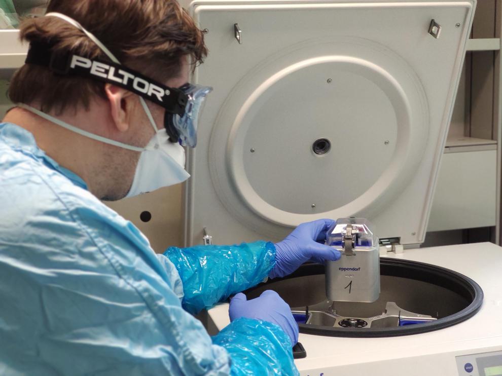 Para centrifugar las muestras, se utilizan contenedores y rotores que impiden la dispersión de aerosoles