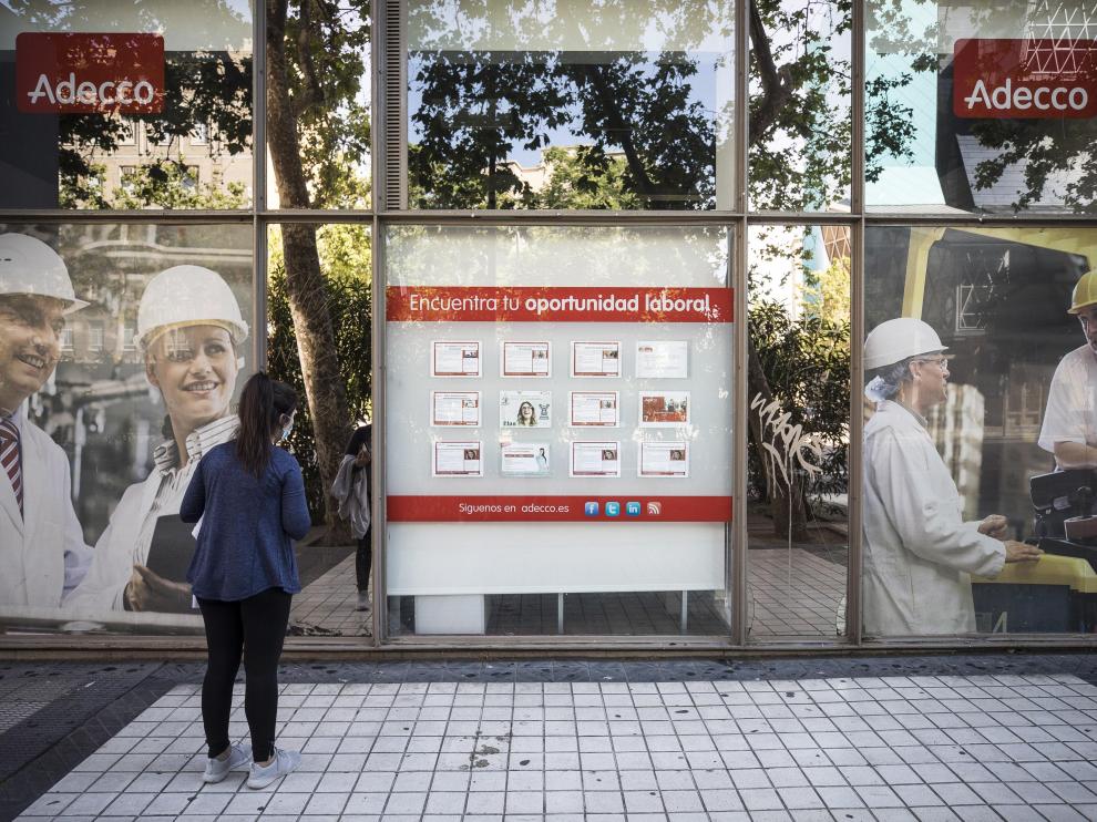 Exterior de una oficina de la ETT Adecco.