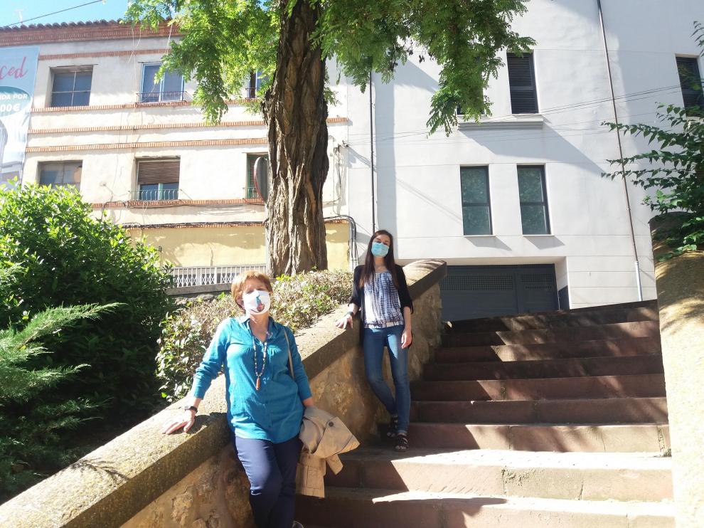 Dos representantes de Acacia junto a uno de los árboles más viejos que se conservan en la ciudad.