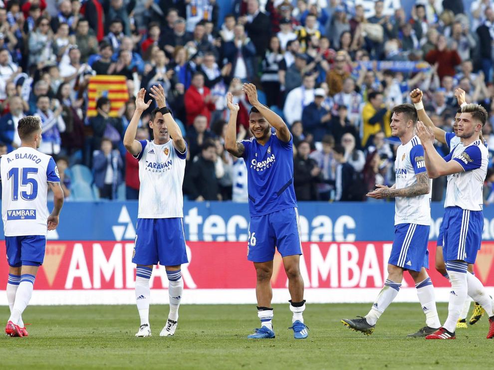 Los jugadores del Zaragoza festejan con la afición el triunfo ante el Dépor del pasado 23 de febrero, el último encuentro disputado en La Romareda.