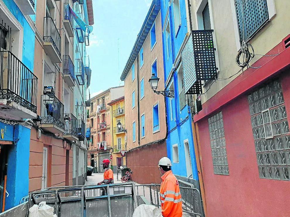 Los trabajos afectan a los inmuebles ubicados en los números 8 y 10 y han obligado a cortar la calle.