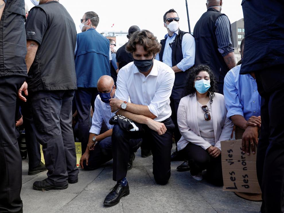 Justin Trudeau hinca la rodilla durante una manifestación en Ottawa contra el racismo.
