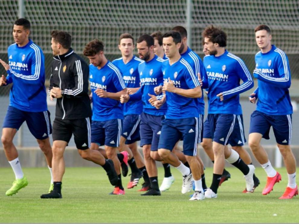 Vigaray, primero por la derecha cerrando el grupo, en el entrenamiento del sábado en la Ciudad Deportiva, previo al del domingo en La Romareda del que se ha retirado lesionado.