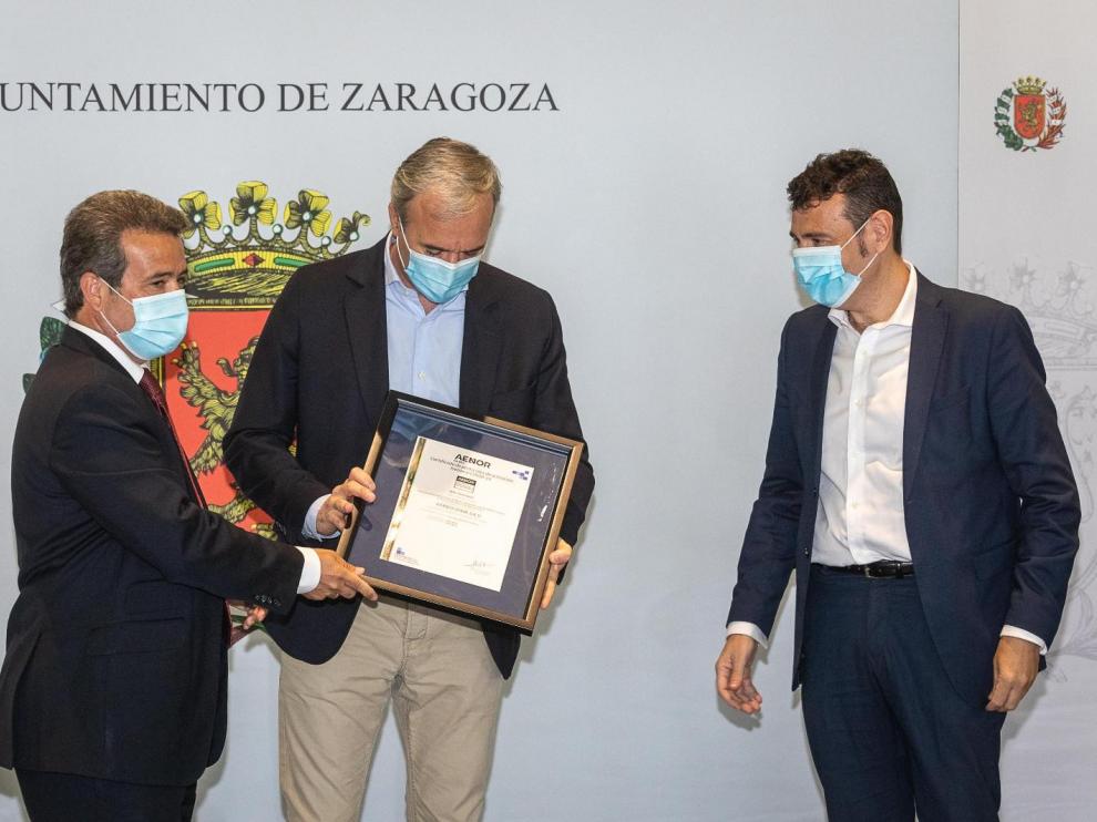 El alcalde de Zaragoza, Jorge Azcón, recibe el sello de calidad de Aenor