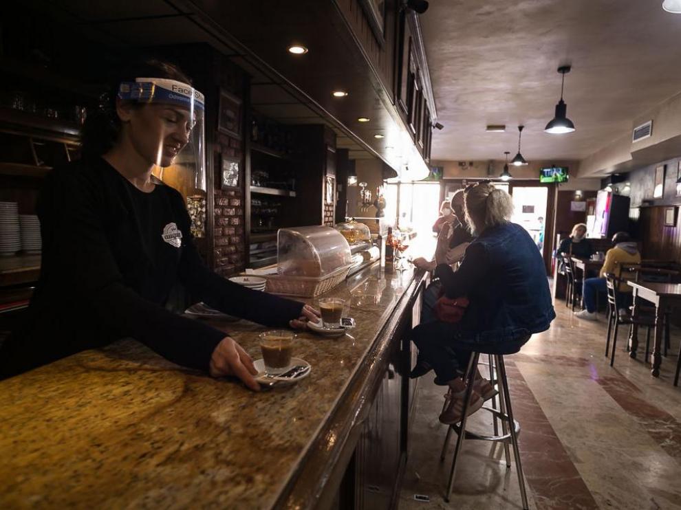 Los cafés (y los clientes) han regresado a las barras de Zaragoza.