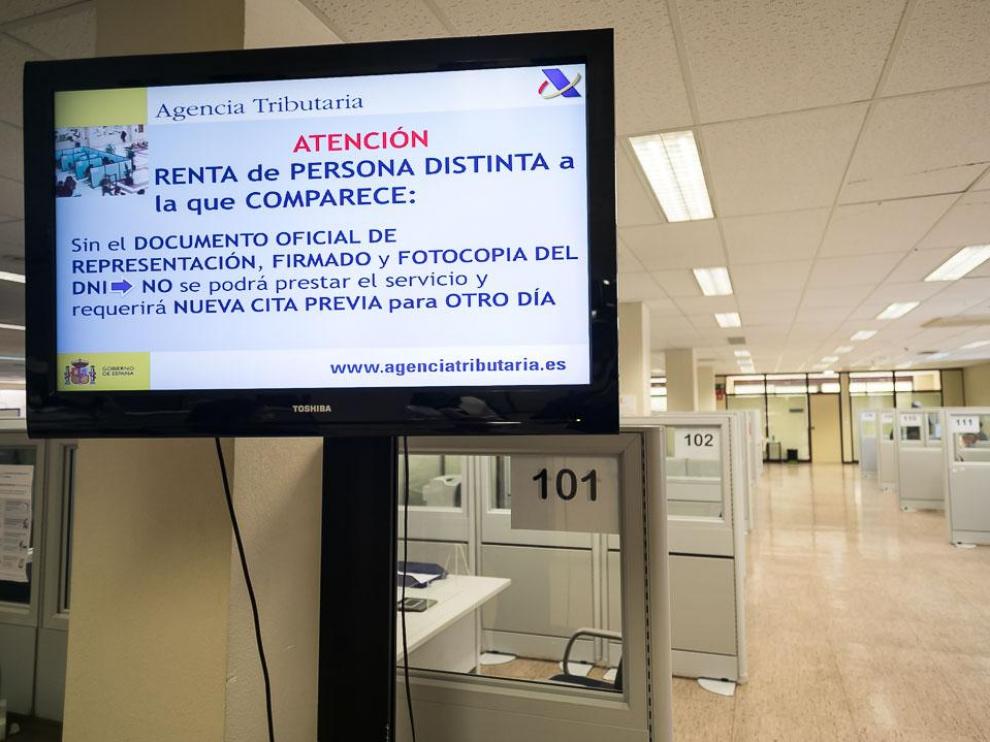 Primer día de confección de declaraciones de la Renta en Zaragoza.