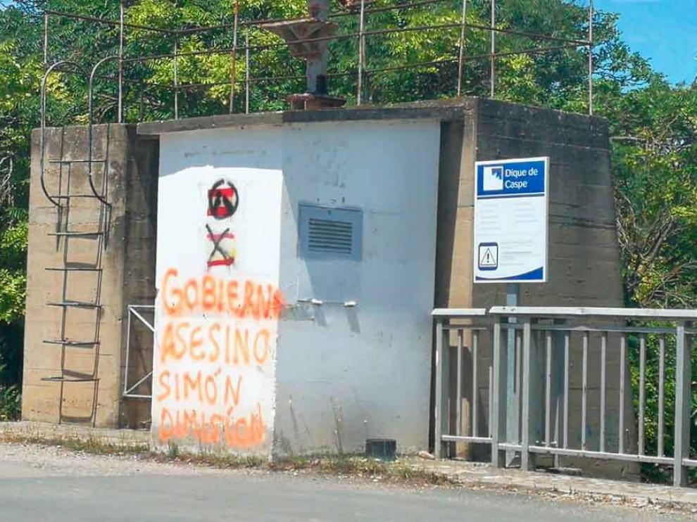 Pintadas contra el Gobierno y Fernando Simón en Caspe.