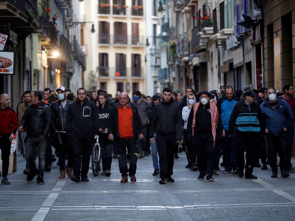 Concentración en el paseo de Sarasate de Pamplona, cerca de la sede del PSN, en apoyo a Patxi Ruiz, el 17 de mayo de 2020.