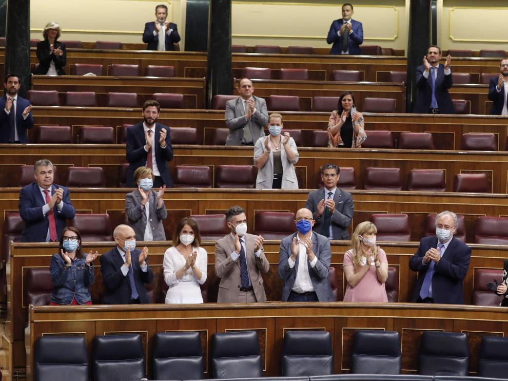 La bancada socialista aplaude tras la aprobación del ingreso mínimo vital.