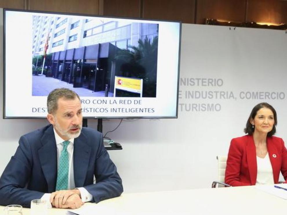 Felipe VI ha presidido la Comisión Plenaria de la Red de Destinos Turísticos Inteligentes, acompañado por la ministra de Industria, Comercio y Turismo, Reyes Maroto.