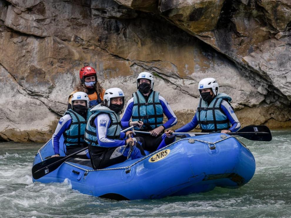 Pablo Oliver y sus amigos, a punto de inicial el descenso en rafting por las aguas bravas del Gállego.