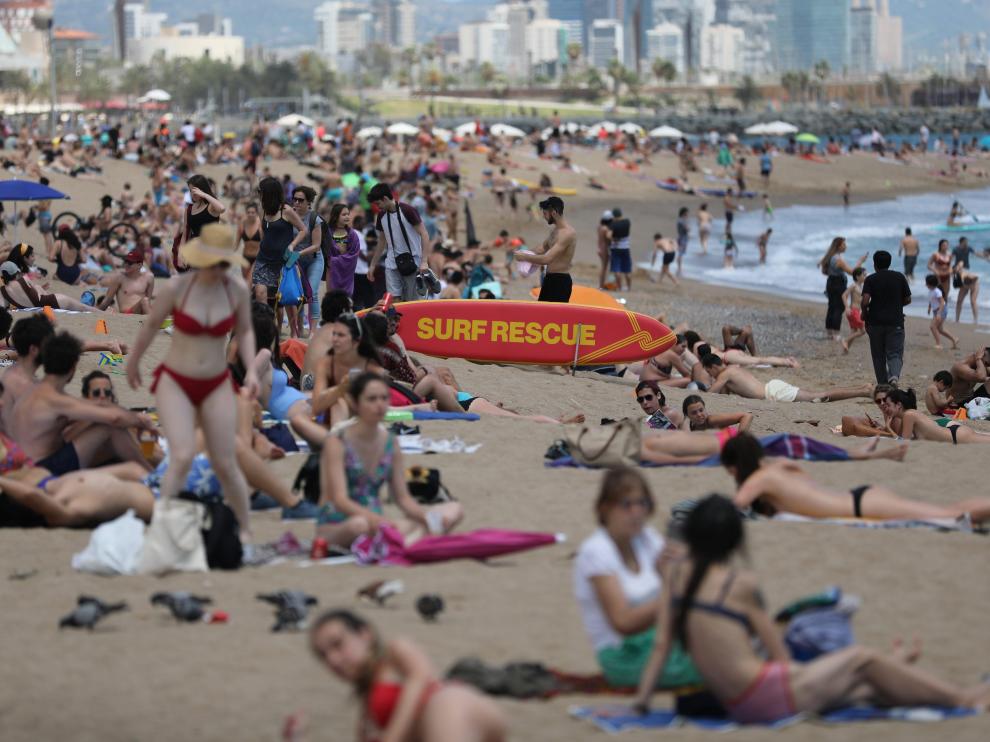 Saturación en las playas de Barcelona.