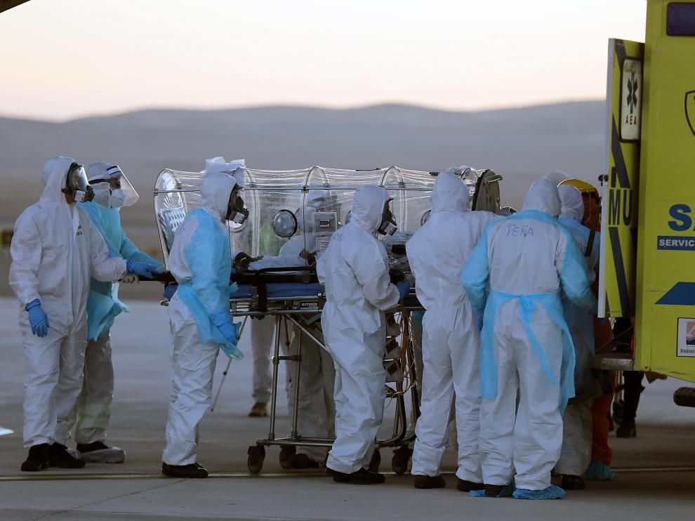 Traslado en ambulancia de un paciente infectado por el virus el pasado 8 de junio en Copiapó en Chile.