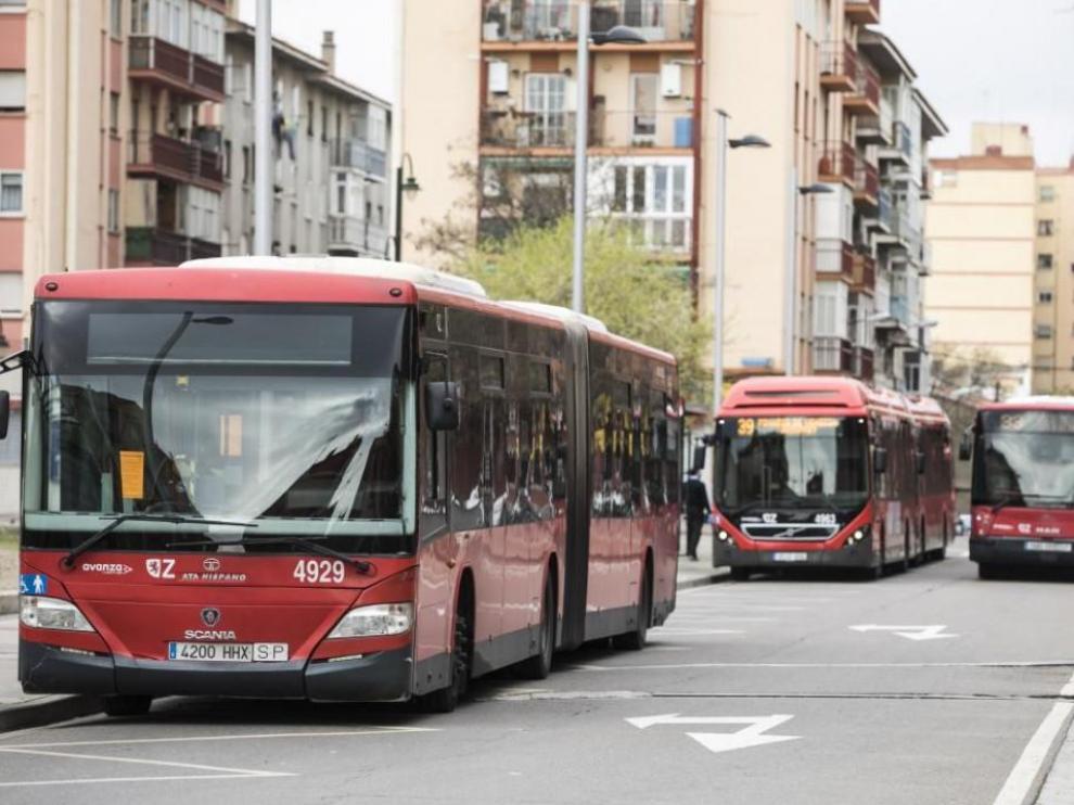 Algunos de los vehículos que recorren los barrios de Torrero y Parque Venecia.