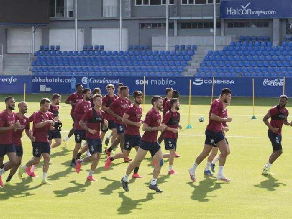 Los jugadores de la SD Huesca, durante el último entrenamiento en El Alcoraz.