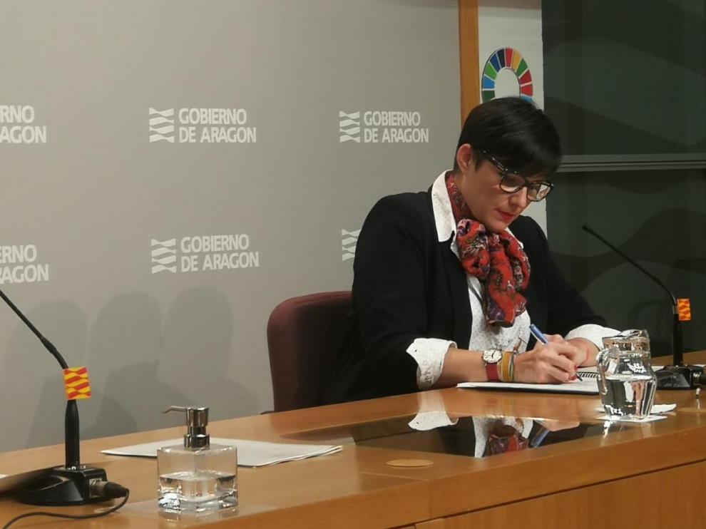 El consejero José Luis Soro, en primer término, junto a la directora general de Vivienda y Rehabilitación, Verónica Villagrasa, en la rueda de prensa de este lunes.
