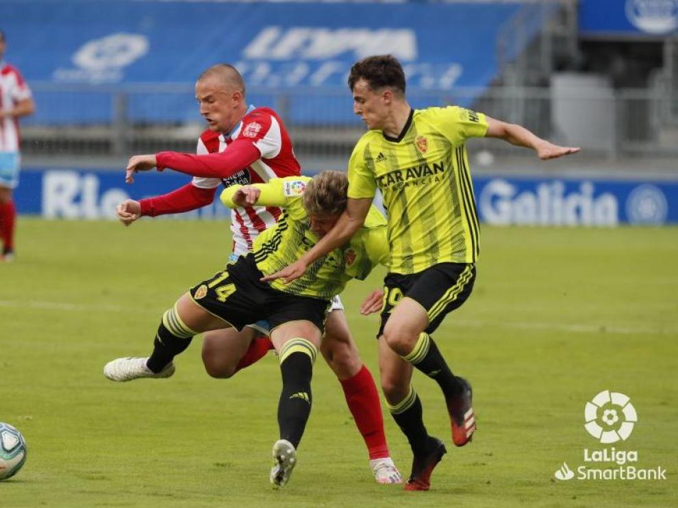 Francés, con Guti, en una acción del partido.