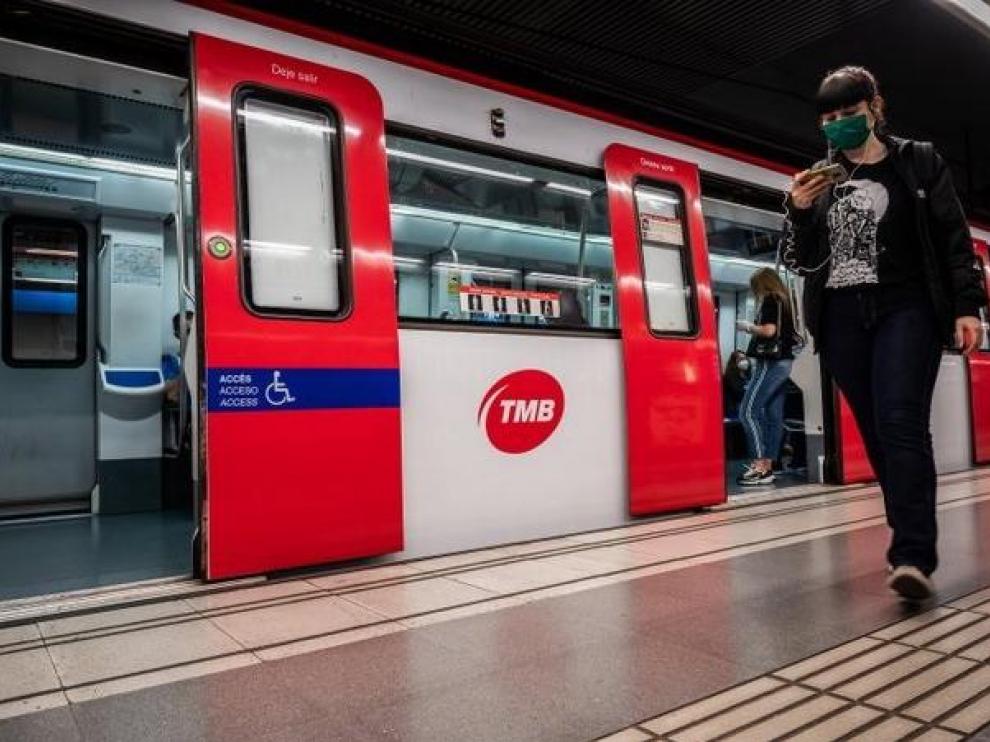Una joven en el metro de Barcelona.