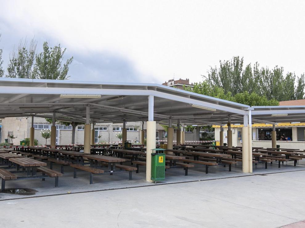 La zona del merendero de las piscinas del Actur, en un día de lluvia.