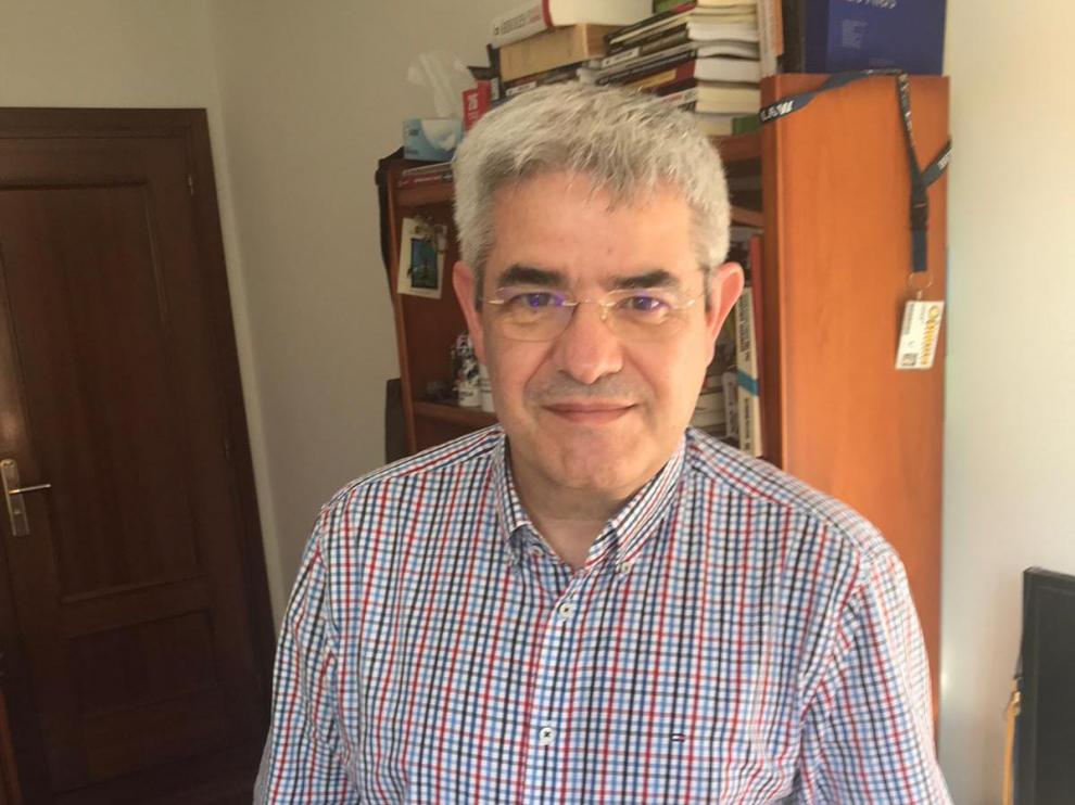 Javier Sanz, experto en Medio Ambiente, en su domicilio en La Coruña.